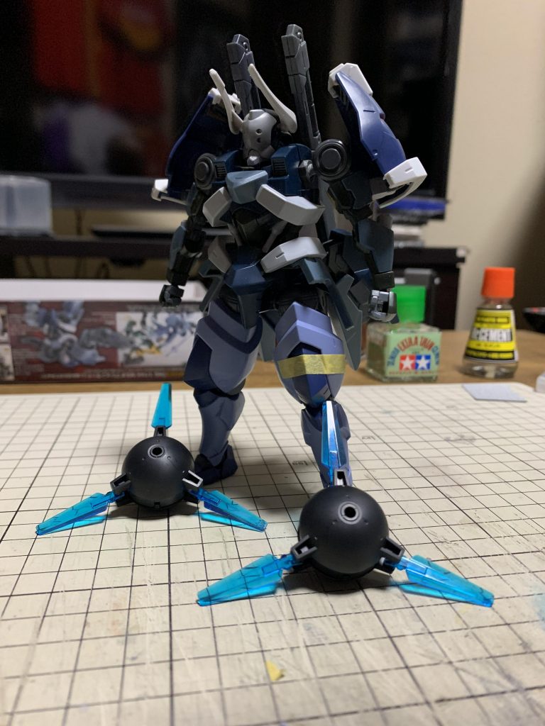 こんな感じに改造。漏影の頭にヘルムヴィーゲのツノを移植して、脚部はまんま百練に変えました。百練の腰部サイドアーマーを肩部に移植し、漏影のバックパックを背中から腰部に移動。元々バックパックがあった場所にはジャンクパーツをくっつけて百練の片刃式ブレードをマウント出来るように改造。余剰パーツの円柱状の物を脚部側面に貼り付けて、30MINUTES MISSIONSの球体パーツを磁石でくっ付くようにしました。(上の写真ではまだ付けてないですが)