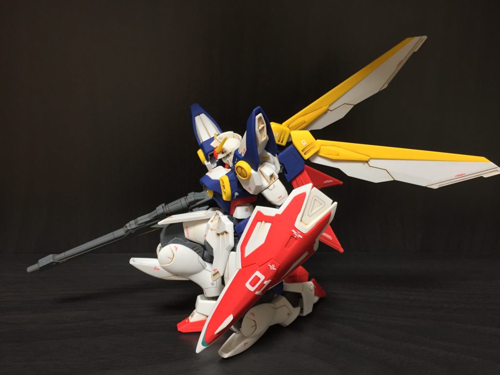 腕の爪が武器に干渉するので、適当に埋め込みにしました。他は簡単フィニッシュです。①組み立て②墨入れ(ウェザリングカラー)③デカール貼り(ガンダムデカール等)④つや消し(缶スプレー)