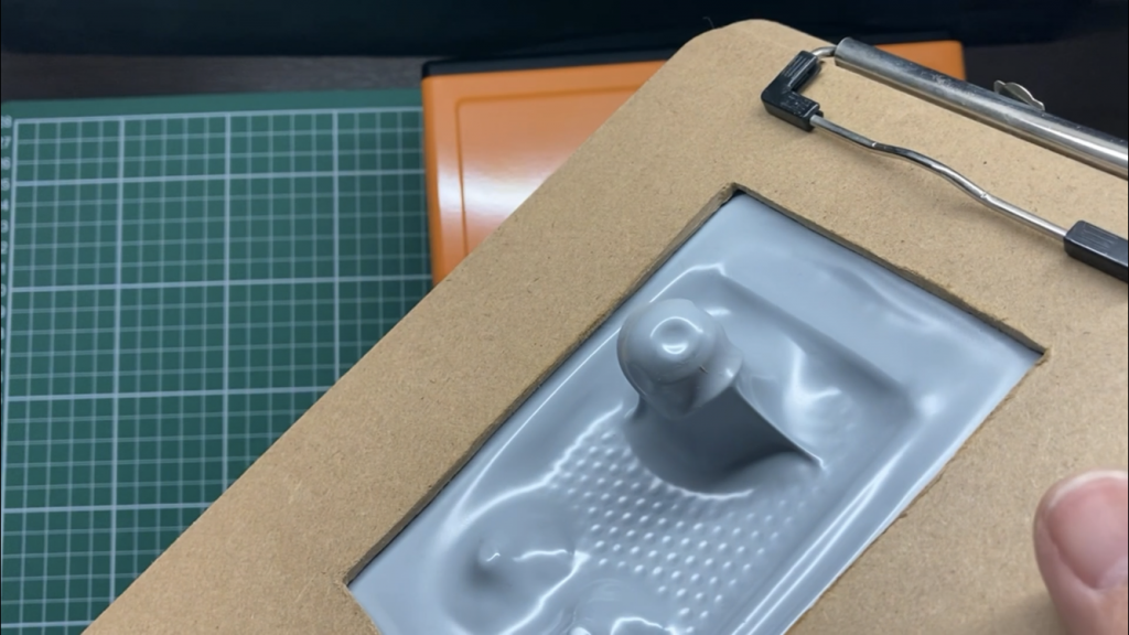 肩をバキュームフォームで一回り大きく