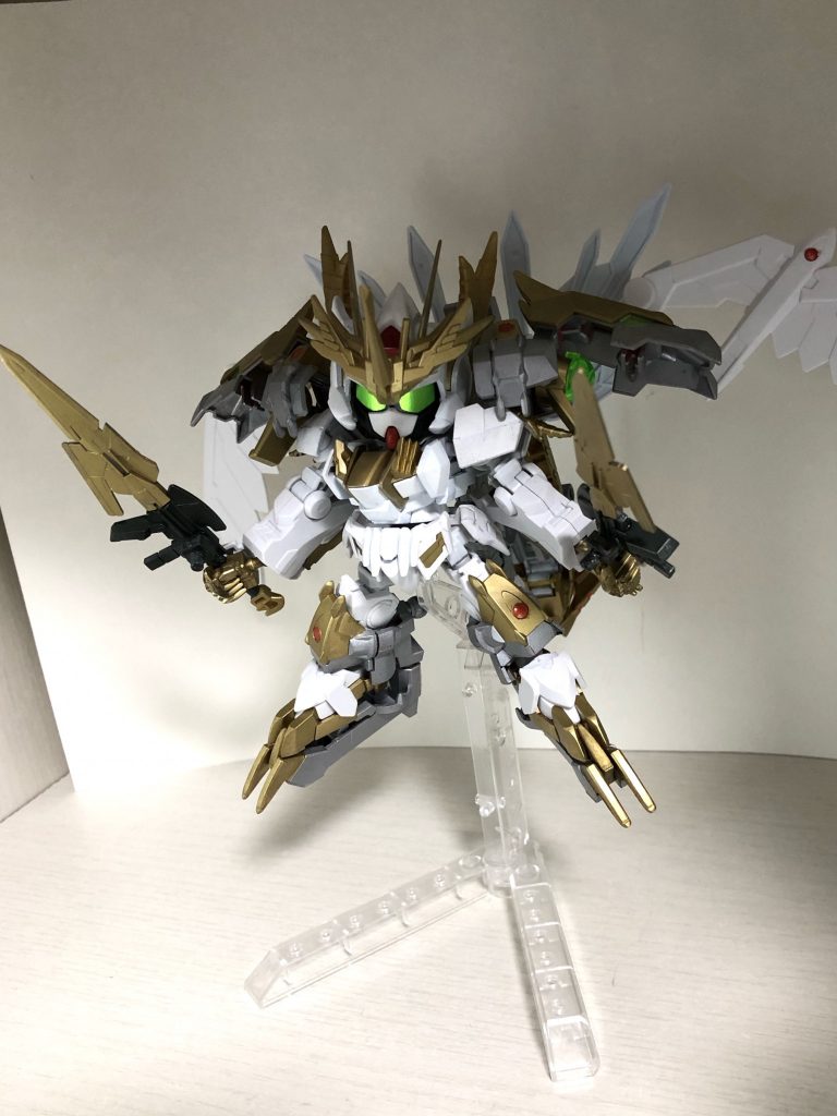 主兵装は2振りのGNブレイド。ライフルモードとブレイドモードに変形し、前衛から後衛まであらゆる距離で戦闘可能。