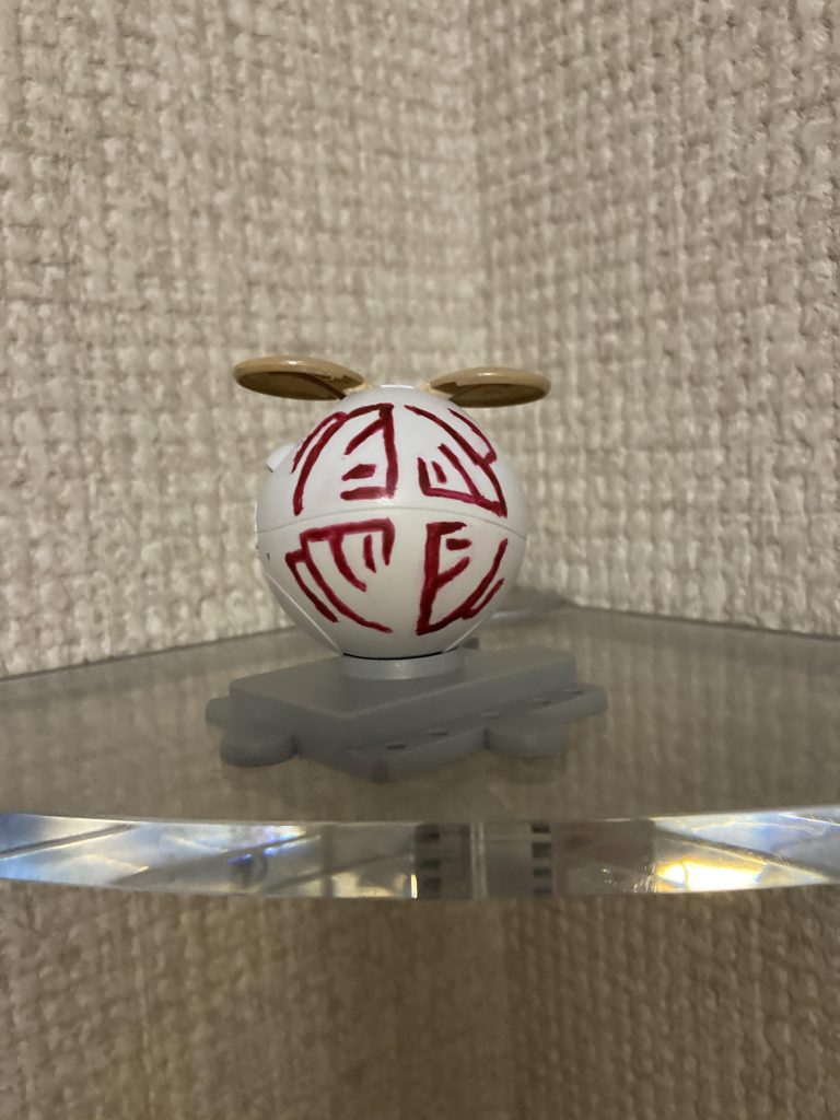 特徴的なオッドアイと耳は髪の色をイメージして背中には媽祖聖札(マソレリック)の模様を書いてみました。