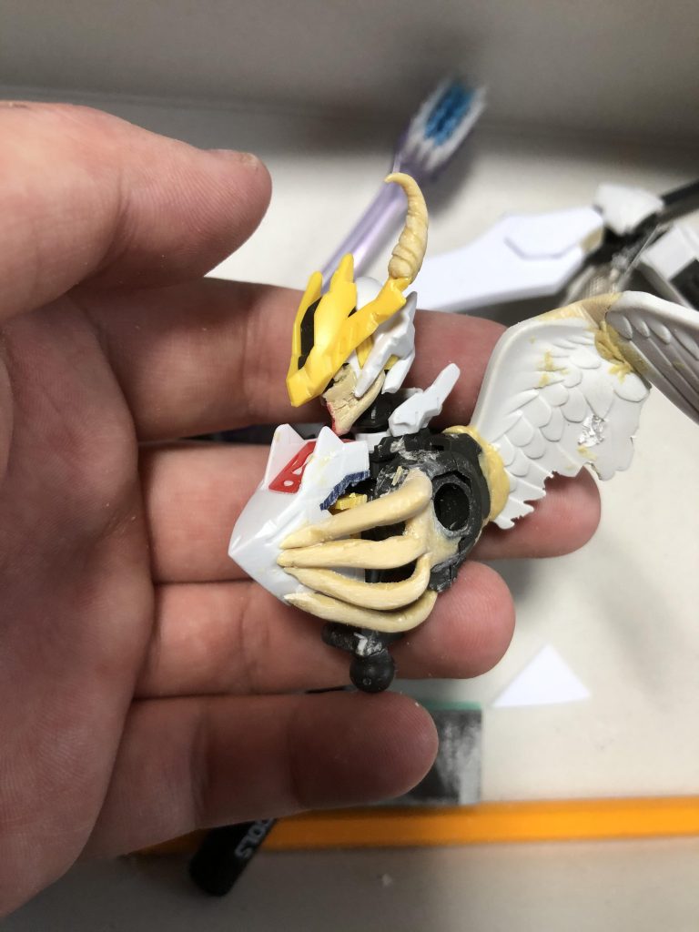 当初の予定だとこの羽にするつもりだったんですがなんか雰囲気が出なかったので骨を自作しました。あと顔はこんな感じになってたんですねー