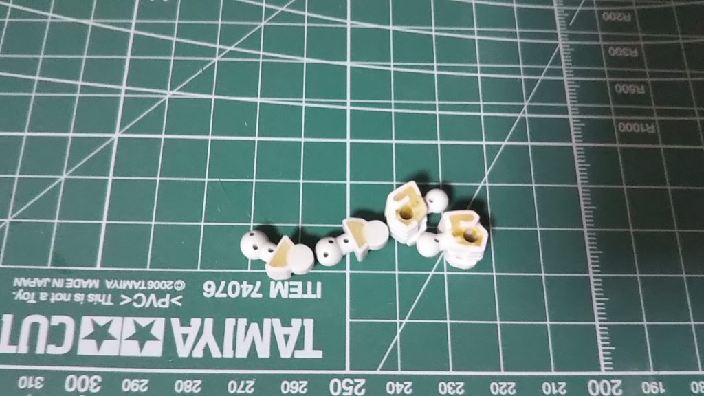 肉抜き穴は、パテで埋めました。