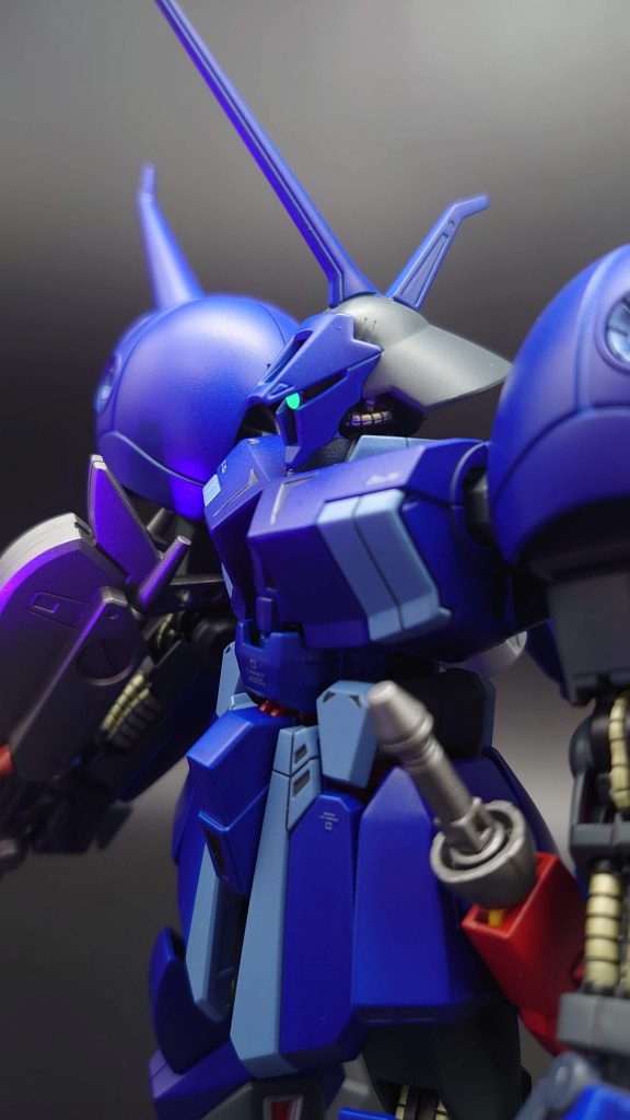 モノアイは付属シールにガンダムマーカーの蛍光グリーンで塗装。UVライトを当てると光るので楽しい。