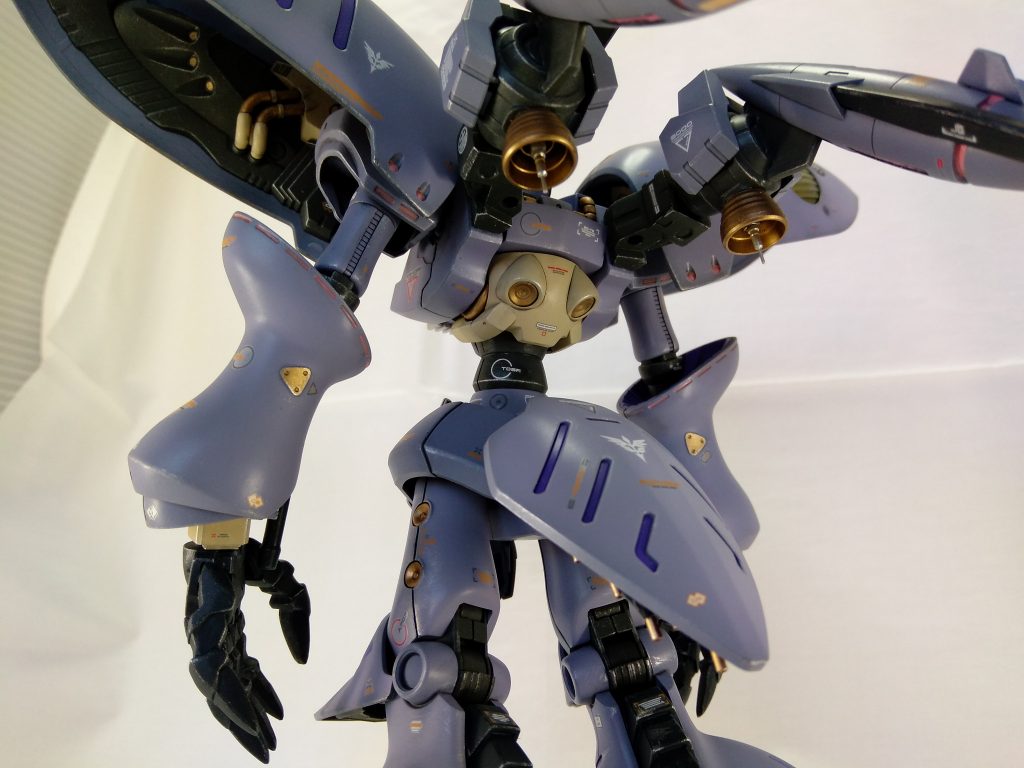 ガデッサの胴体がキュベレイの胴体の中にスポっと納まった時、なんとも言えないスッキリ感でした。この胴回りのミキシングがこいつの全体デザインを決める決定打になったかなぁと思います。