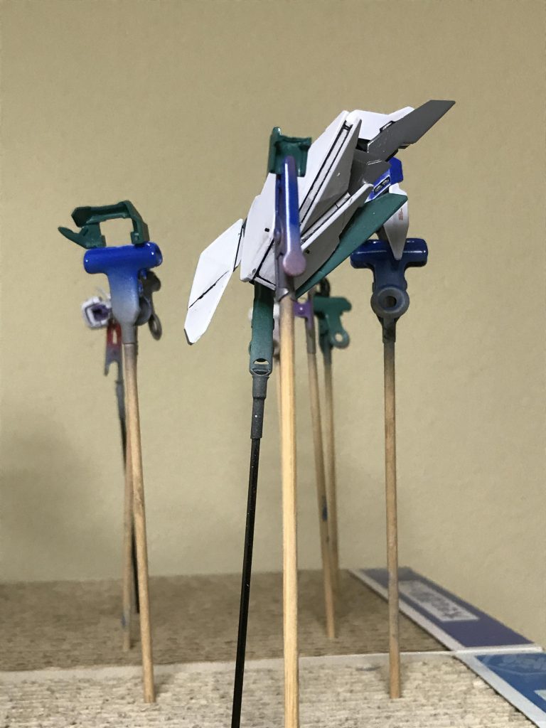 エクストラリミテッドチェンジドッキングした ガンダムの半光沢スプレー吹き工程。