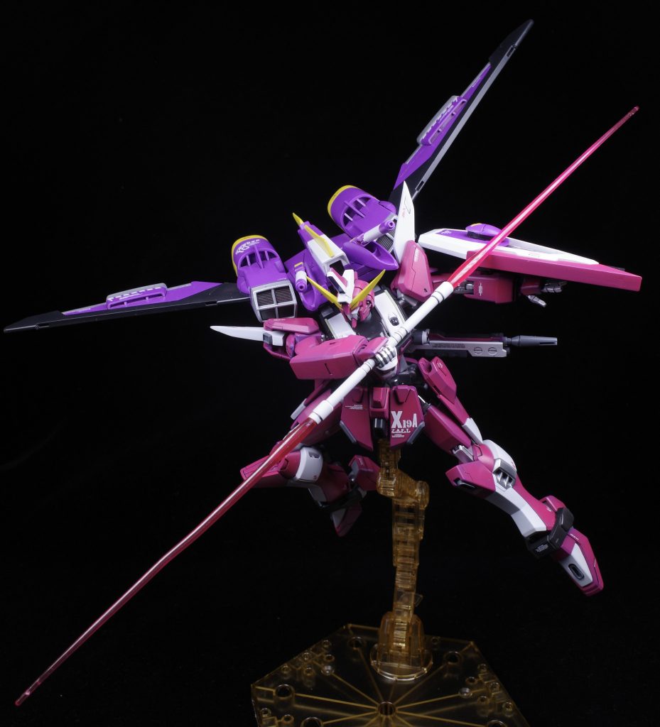 可動を生かしたポージング。