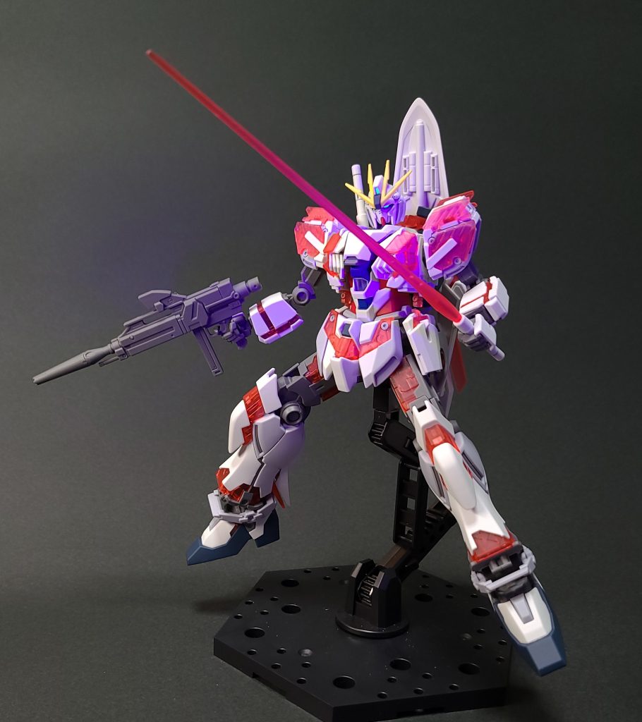 製作小話今回は最初にすべてのパーツを切り離さずに説明書通りに組みましたパーツが多いので切り離してしまうとわからなくなると思ったからですスミ入れ+つや消し仕上げですマジカルライトペンはヨドバシ.comにて¥194で購入しました元は書いた文字を浮かび上がらせるライトですが今回のような使い方もできましたどうやら100均でも似たような商品があるみたいです最後に今回はカメラアイを光らせるとカッコよさそうという理由でナラティブガンダムを選んでみましたガンダムタイプのカメラアイが光るとテンションが上がります組み立てについてはパーツが多いキットなのでなかなかたのしめましたクリアパーツにつや消しを吹くとすりガラスのようになります僕はこの変化が好きなのでクリアパーツにもつや消しを吹いていますカメラアイを光らせる実験が上手くいったので満足ですそれではここまで見ていただいてありがとうございましたみなさんお体にお気をつけてお過ごしくださいませ