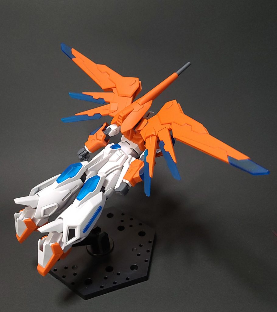 製作小話実は製作中にアンテナの中央部のオレンジ色のパーツを誤って捨ててしまいました…取り戻しましたが小さいパーツなので見つかって本当によかったです青い部分はクリアパーツなのですが今回はつや消しを吹いてみましたするとすりガラスのようになって僕の好きな感じになりましたいろいろ試してみるものですね最後に今日中に完成させようと焦っていたのでミスをしてしまったのかもしれません焦ってもいい結果は出ないとわかっているのにやってしまいますもう少し落ち着きのある人になりたいものですそれではここまで見ていただいてありがとうございましたまだ寒い日はあるみたいなので気をつけてお過ごしくださいませ🎵