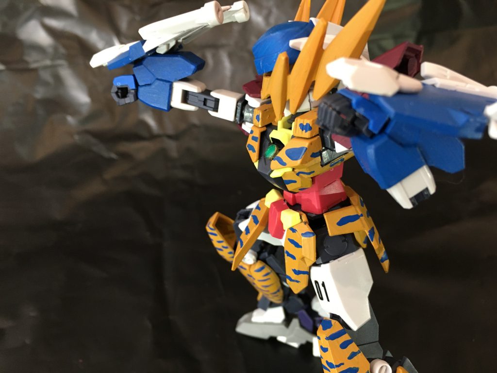 戦闘時はガントレットを拳部にセットする事で打撃の強化を図る。