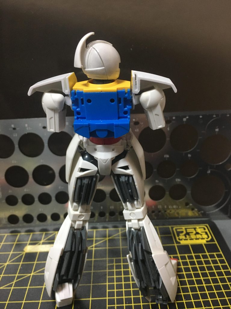肩アーマーの可動軸を仕込む方法を模索しながら作業してました。