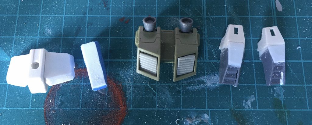 主な工作場所。差分をプラ板で埋めたりしています。なるべく形状はMSV準拠にしてます。