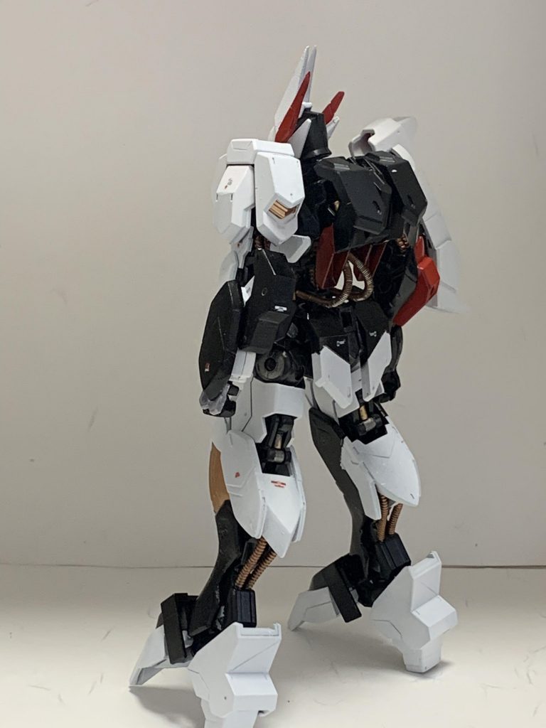 背面ショットです。以前のドラジエスの時にも制作したエネルギーパイプが良い感じに情報量を高めてくれていると思います。