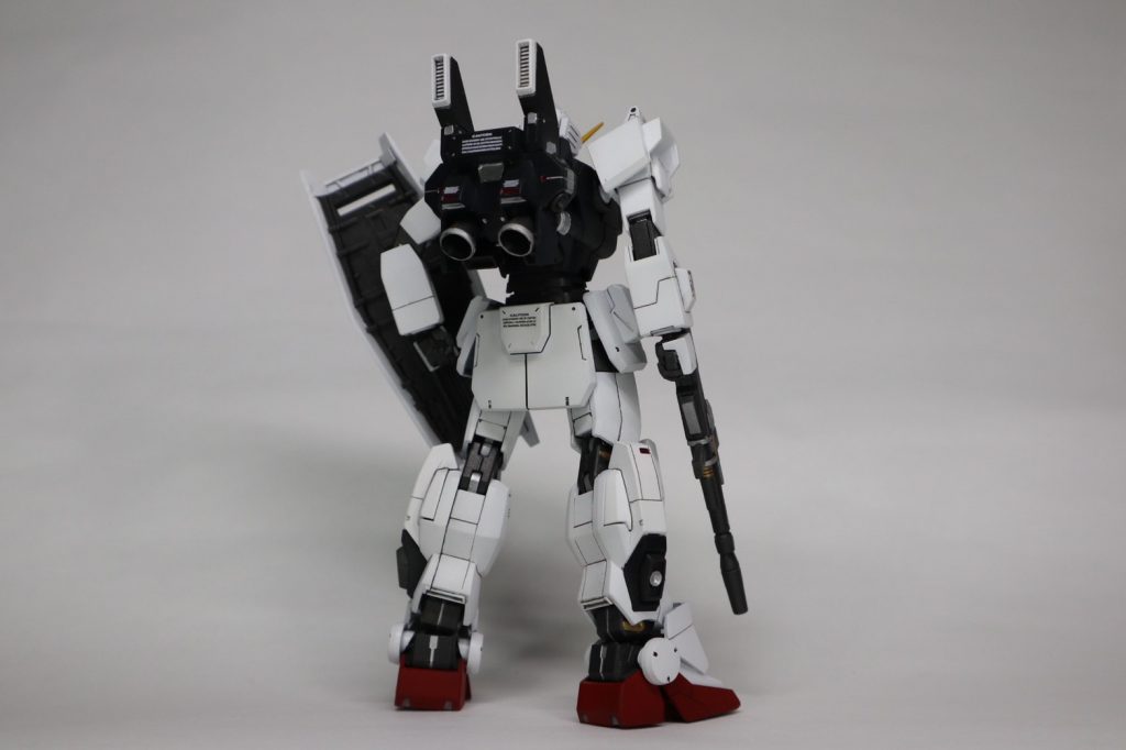 後ろから ディテールや塗り分けはバトオペのモデリングを参考にしています。画像ではわかりにくいかもしれませんが脚部やバックパックのセンサーはメタルレッドでEXAM発動を再現しています。厳密には目が青なのでEXAM発動状態ではないのですが。