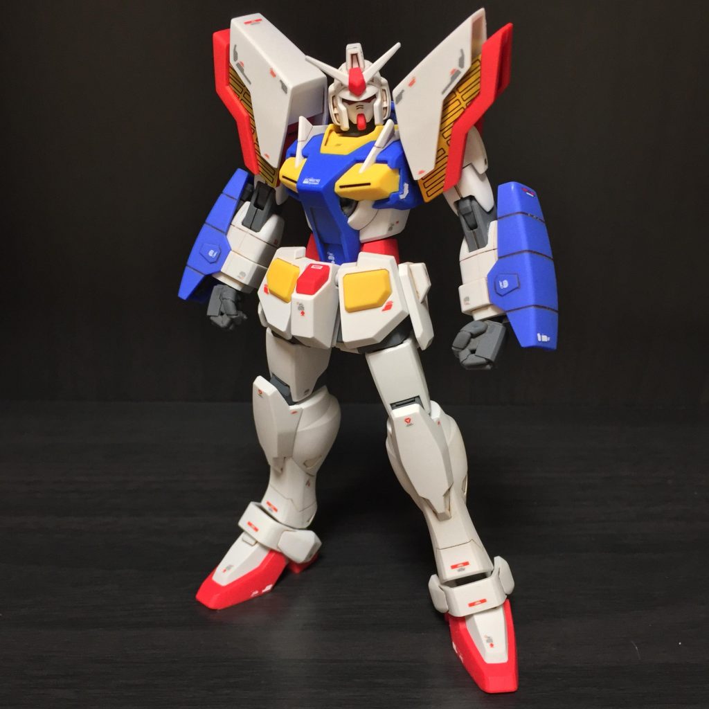 シャイニングの肩って、GNフィールド発生装置みたいだよな〜と思い作成しました。シールのギラギラを活かしたかったので金部分はシールのままです。