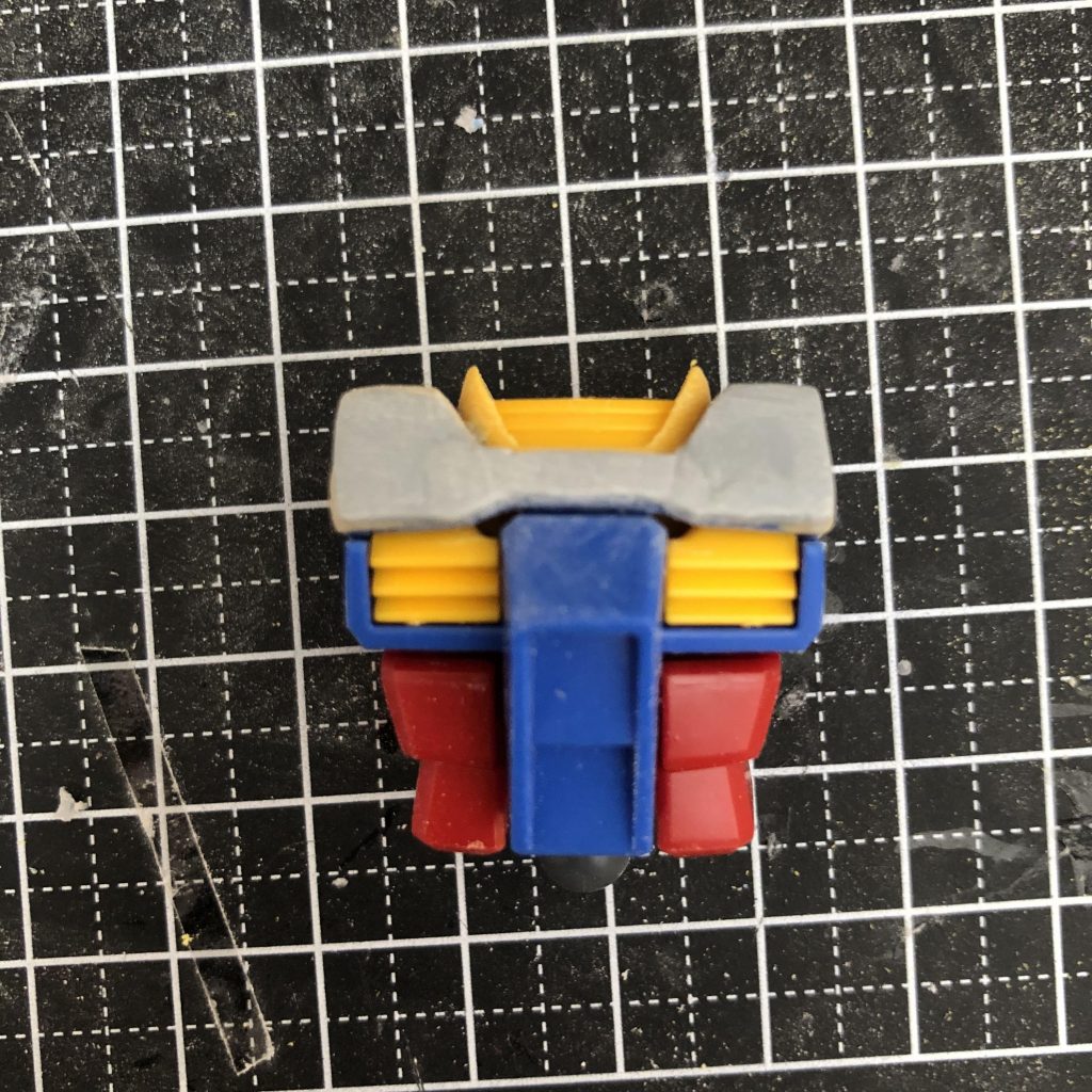 スジボリ失敗→パテをもって修正をしているうちに丸くなってしまったのでプラ板で修正。