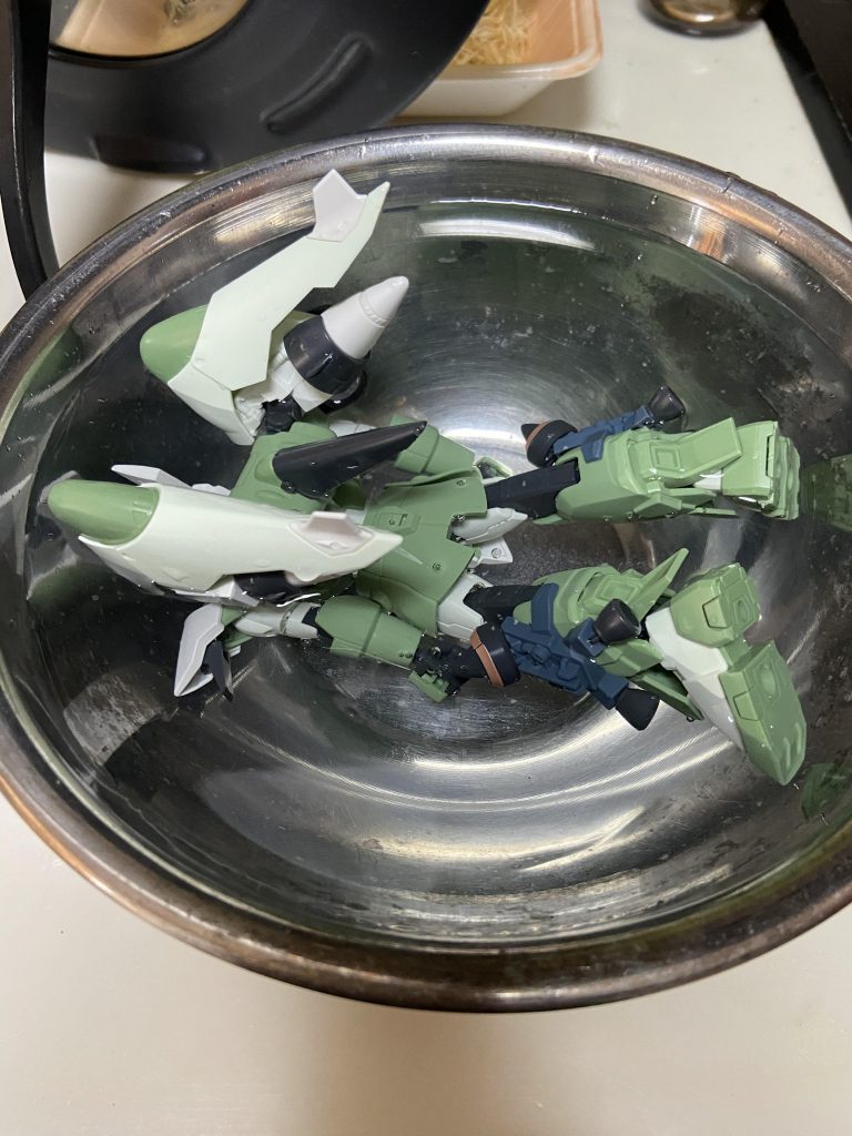 ドボーン。不憫。ホコリ取りとシール剥がしにはやむを得ない。