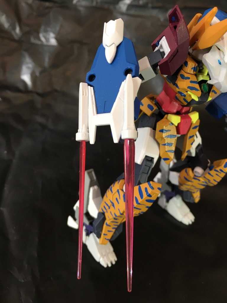 ガントレットは反転し、ビーム発振器が前面に向く事でビームスパイクを形成。これによってより攻撃的なシルエットへと変貌する。