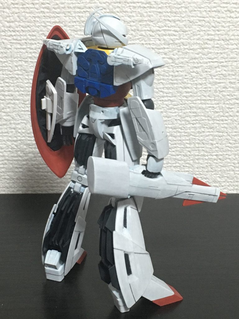 ピンを切り落とした手を用意したので、ライフルの上を持つことも可能です。が、アングルで誤魔化している部分があったりします。サマになっているので、ヨシ。