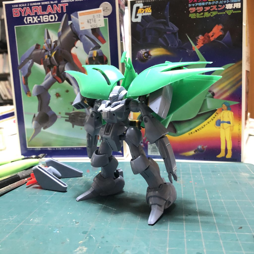 今回パプテマス・ヒロッコ少尉さん主催｢一ヶ月戦争vol.2｣のお題エルメスで作りました☆エルメスとキュベレイを繋ぐ機体をイメージ。してエルメスとバイアランをミキシング。動きの少ないエルメスを面白くアレンジしてみました☆およそ一ヵ月の製作でしたが中々な物出来たかな〜。