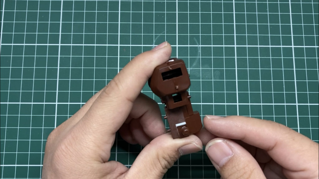 股関節の付き位置は少し下げました