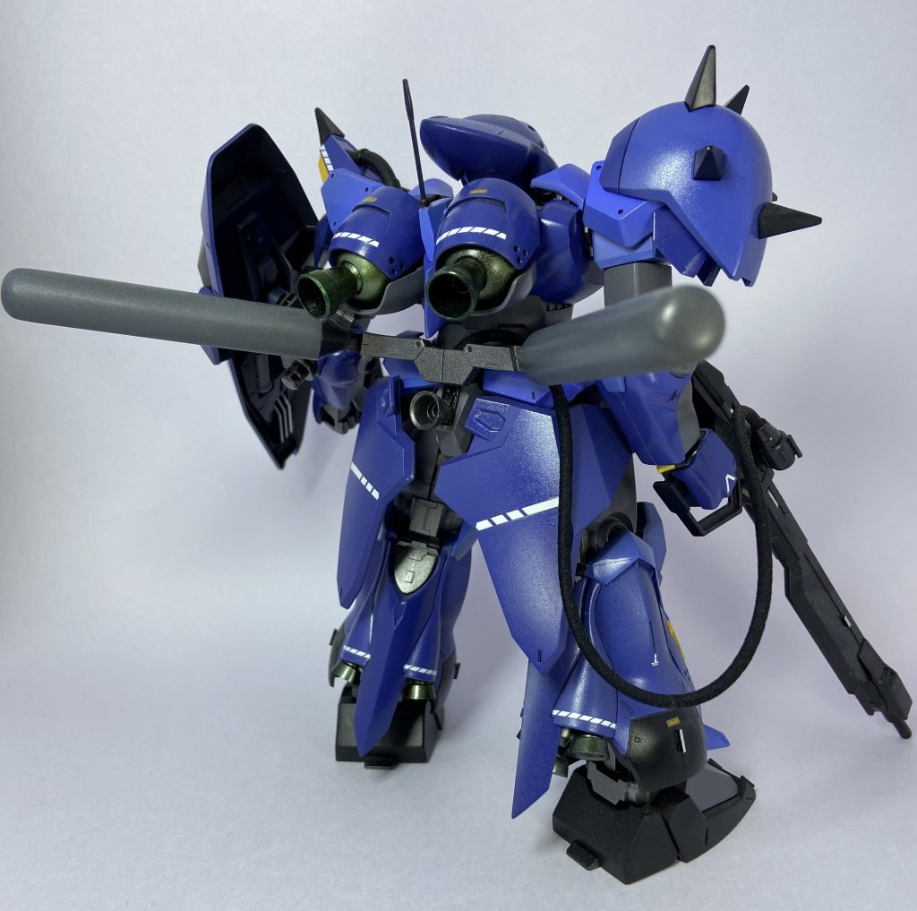 バックショットです。スコープによる狙撃ではなく、中継地点に点在する小隊からの伝達により座標を特定、狙撃を行うため通信に重きを置く機体としました。タンクからエネルギーを供給し高エネルギーを放ちます。