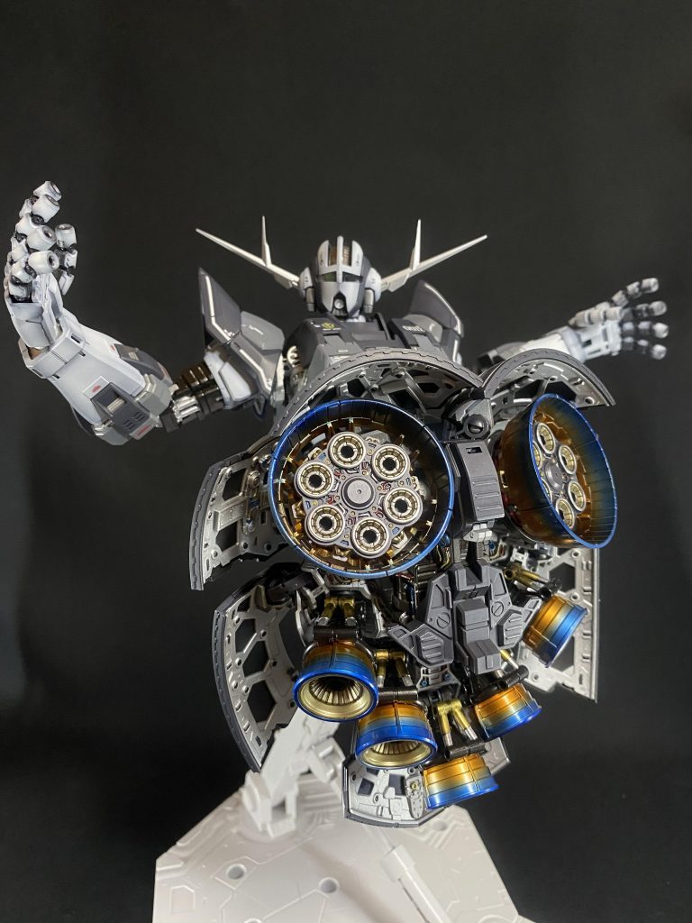 スラスター部分などの塗装はノーマルカラーのジオングとは別カラーにして差別化。