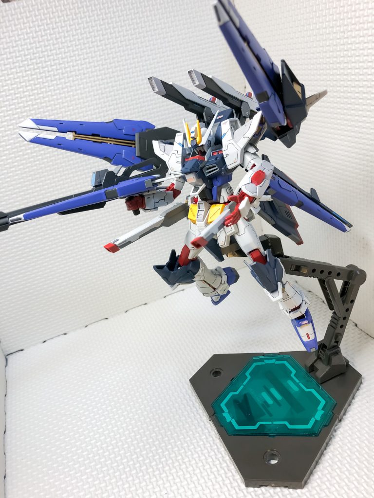 フリーダム系の代名詞なフルバーストです。ドラグーンやライフルの配置がストフリから変わっていますが、アーム部も自由度が高いので、いい感じにポーズが決められます。レールガンは、ライフルのような白色のカバー部を追加して、全体の色味を少し調整しました。