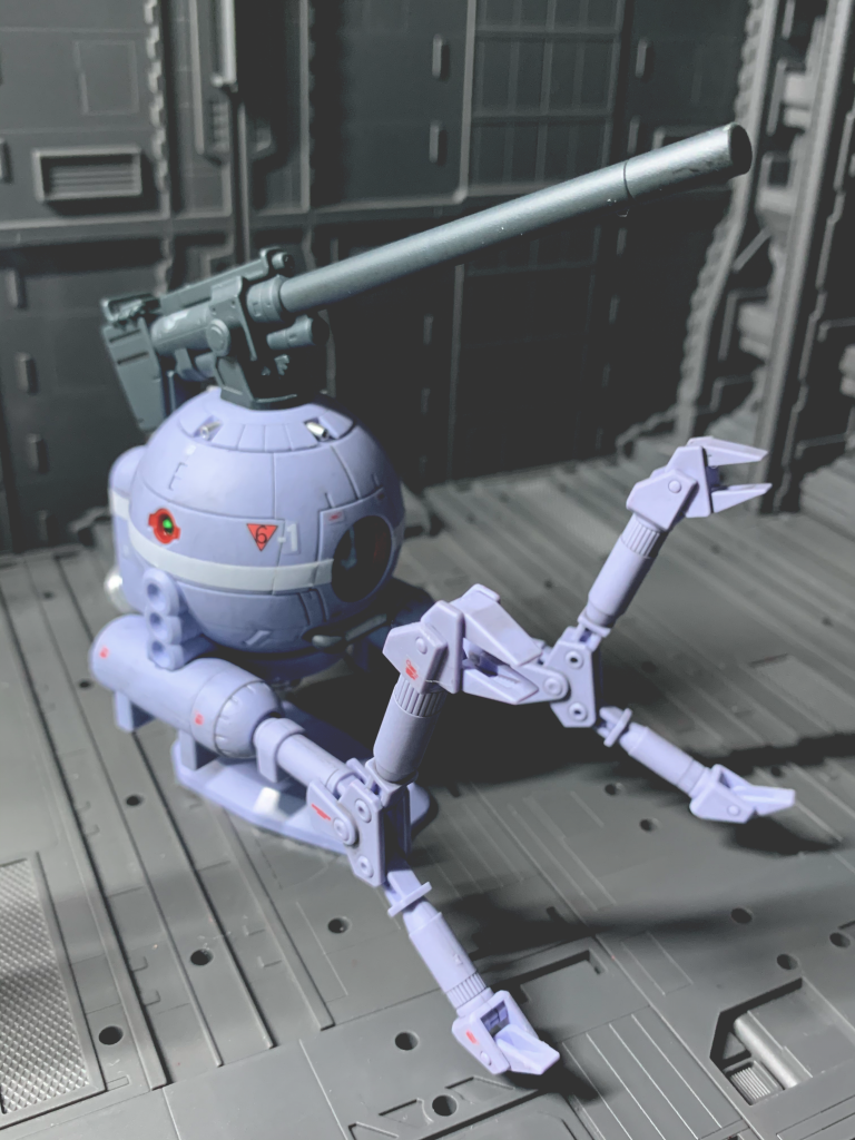 1番機。180mmキャノン装備です。アームが通常ボールとは異なり立派です。マドロックとシャークマウスボールのマーキングシールを組み合わせて、部隊章かつ機体番号をつけました。キットはシャークマウスボールです。