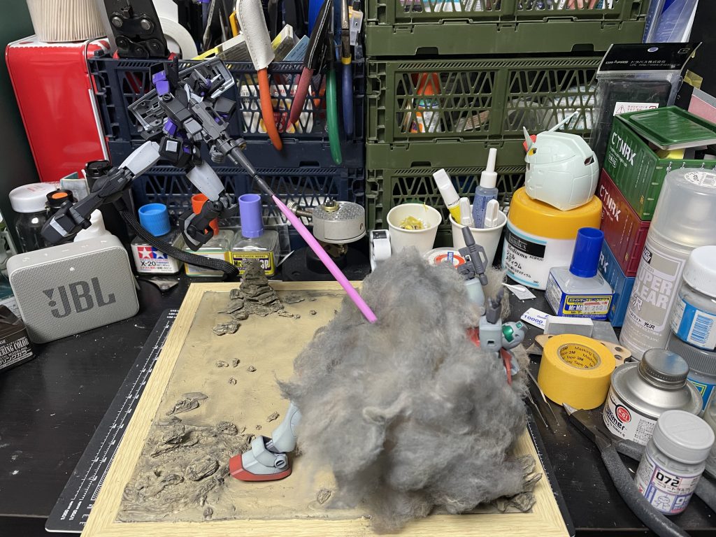 塗装後に黒いパステルで岩状の造形物中心に雰囲気出るように汚してます。煙はもっとオレンジっぽくすればよかった。クリアブラック、タン、ニュートラルグレー2で塗装。