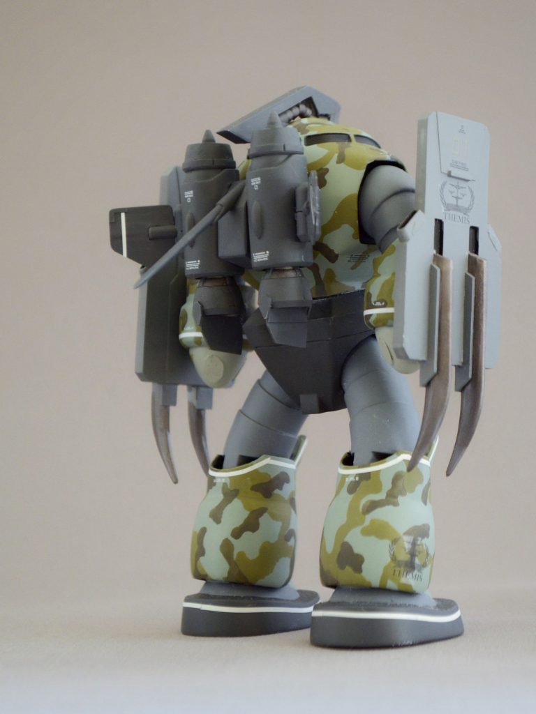 バックパックは、素体のバックパックをベースにスクラッチ。設定画を参考にしつつも、ハイゴックっぽい要素も入れつつ作成しました♪