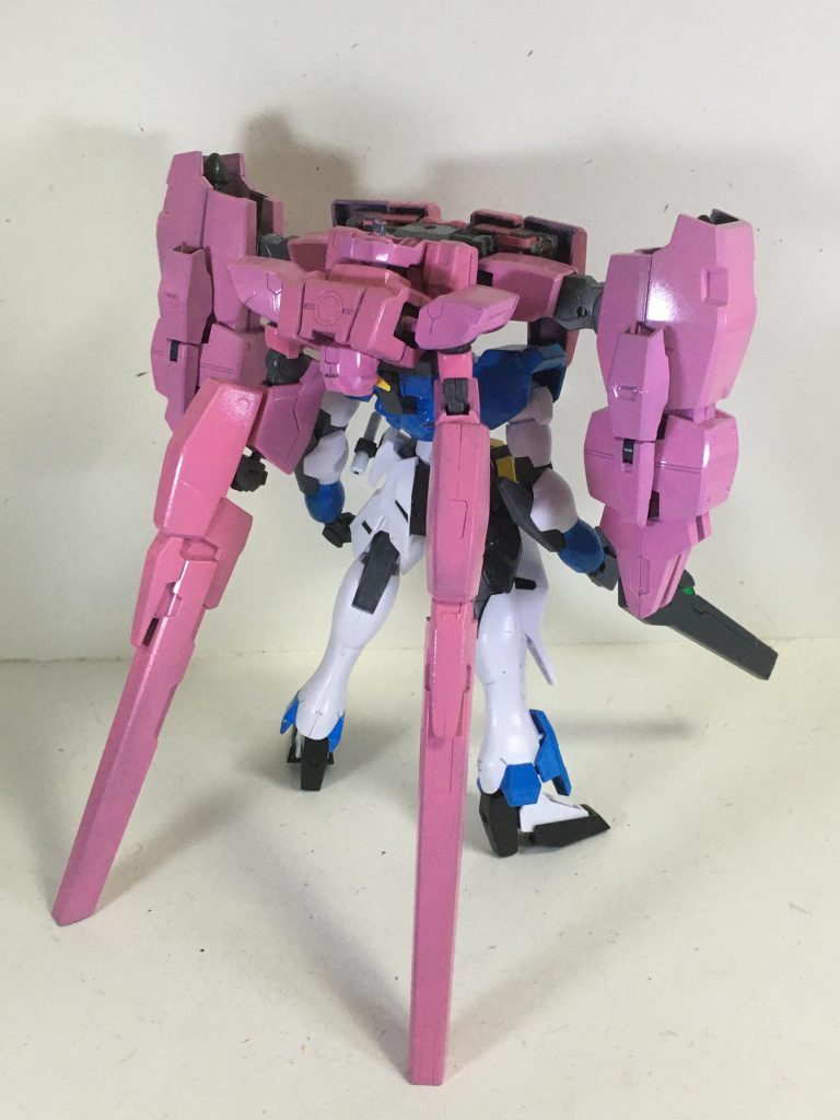 セラヴィーⅡを改造する上で、HGクアンタの関節を使用しています。また、二の腕からバズーカまで一体化しているパーツの分割を行い、独立させすことにも成功し、力を注ぎました。その工程は枚数が多いため、そちらはまた別で投稿します。