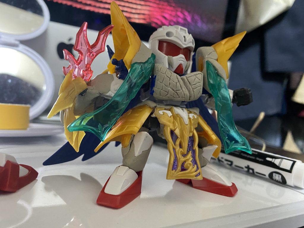 胴体は騎士ガンダム。胸はパテ加工。肩は轟大帝と関羽雲長のパーツで前垂れを。足はSMKフレームを軸にパテ加工してます。