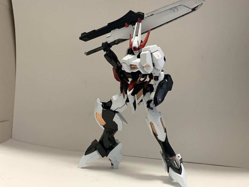 近距離戦闘バスターソードモード白いバインダー部分に格納された大型の硬質ブレードによる強烈な斬撃を行います。