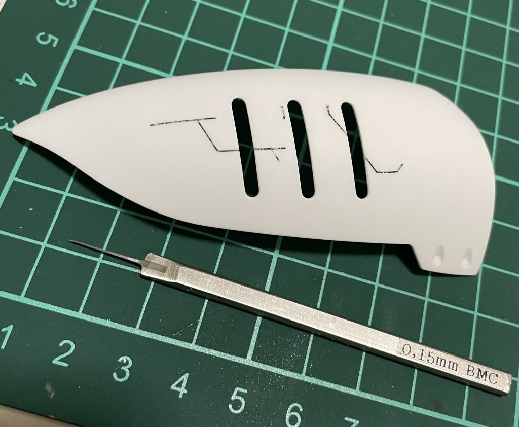 面が広いのでモールドデザインが難しかったです。デカールと組み合わせること前提で考えました。