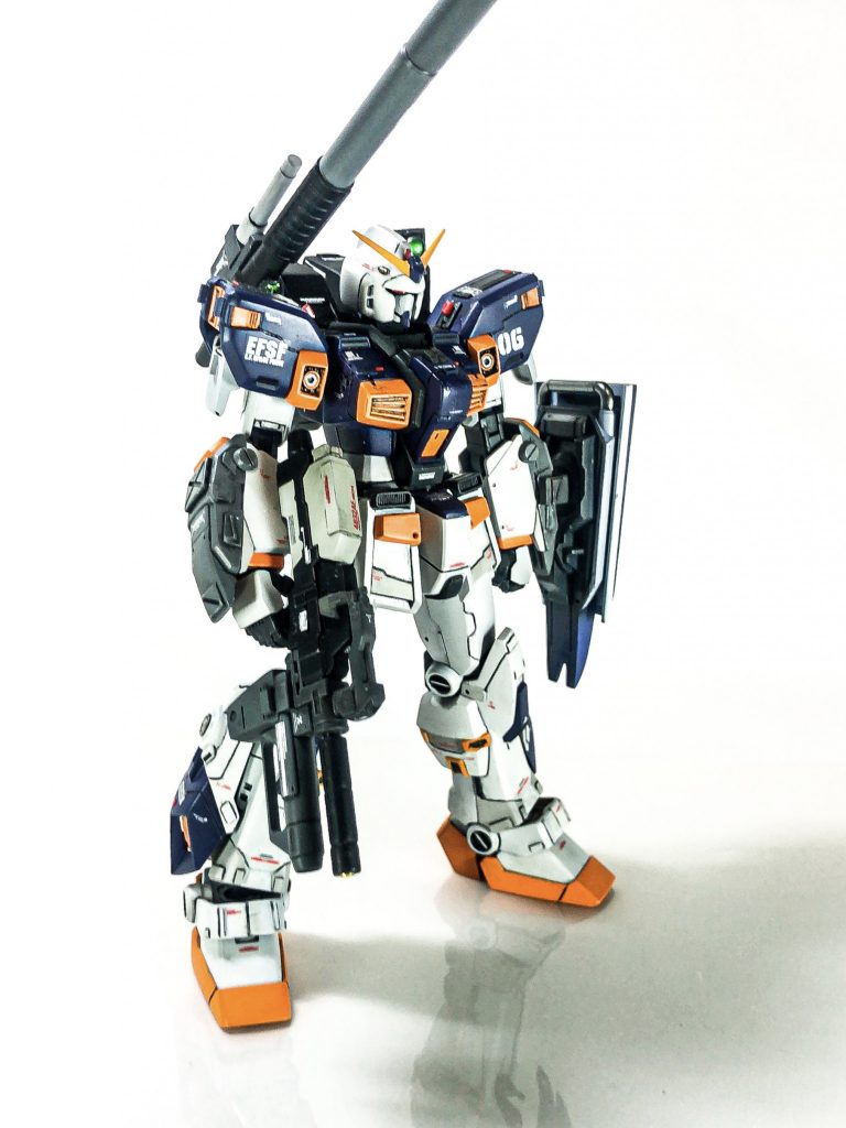 Eパック式試作型ビームライフル。取り回しが良くするため、ショートバレルに変更し、サブウェポンにグレネードランチャーを装備している。試作型故にEパックは弾数に極端に制限があり、しかも度々動作不良を起こしていた代物である。こんなん渡されたパイロットはたまったもんじゃないだろう(´・ω・`)