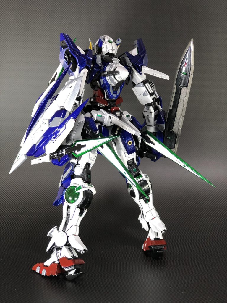 全体的に派手に改造したい気持ちを抑えてエクシアとして制作しましたが、シールドだけ荒ぶってしまった事をここにお詫び申し上げます。GNブレイドの腰への装備部分はかなりスマートに決まって今回お気に入りの部分です。