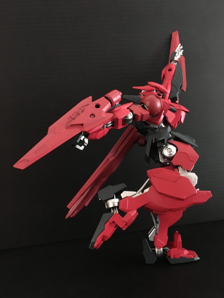 大型の超振動ブレードによる近接格闘を得意とする