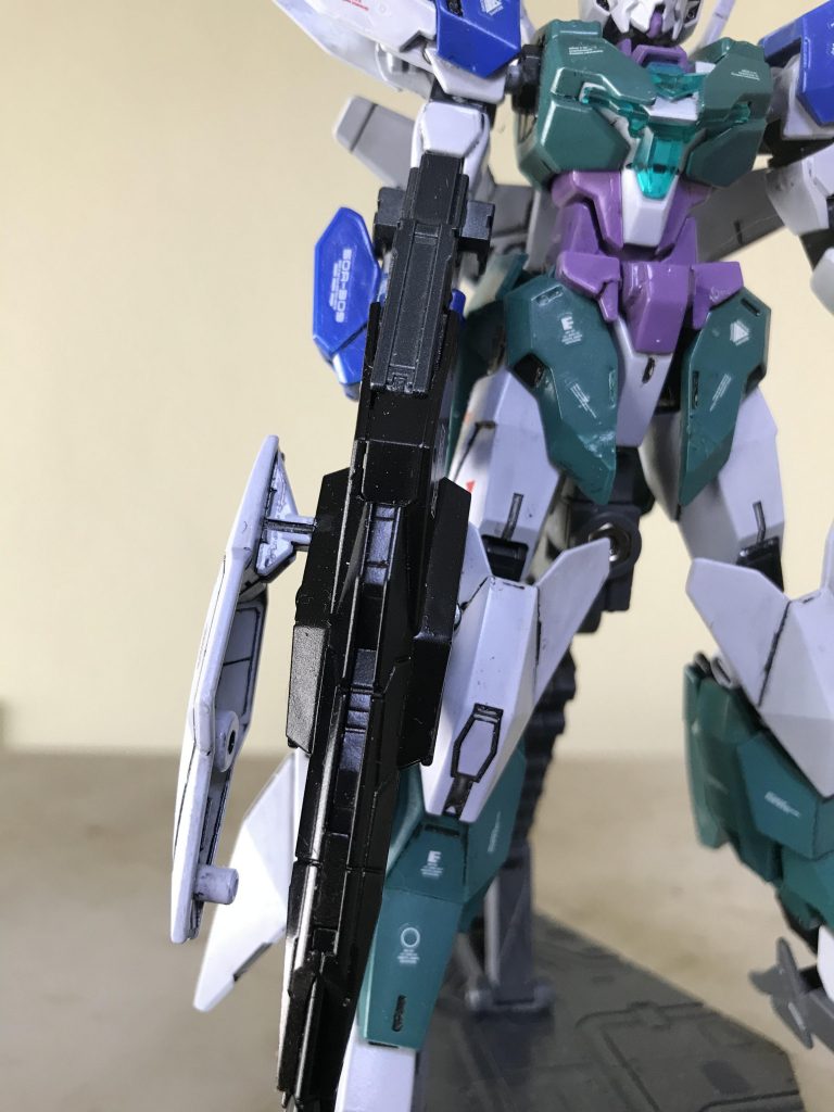 胴体パーツ・腰パーツ・足パーツは HG ネプテイトユニットパーツを 使用しました。ビームライフルは HG ユーラヴェンガンダムの ビームシュートライフルを 使用しました。