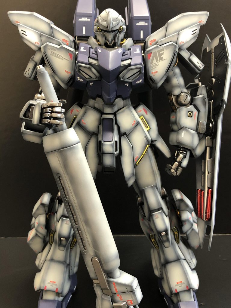 正面から。モールドの部分が単調でしたので墨入れではなく、マスキングしてレッドの差し色を入れてアクセントにしました😁マスキングも大変でしたが、良いアクセントになったと思います🤗