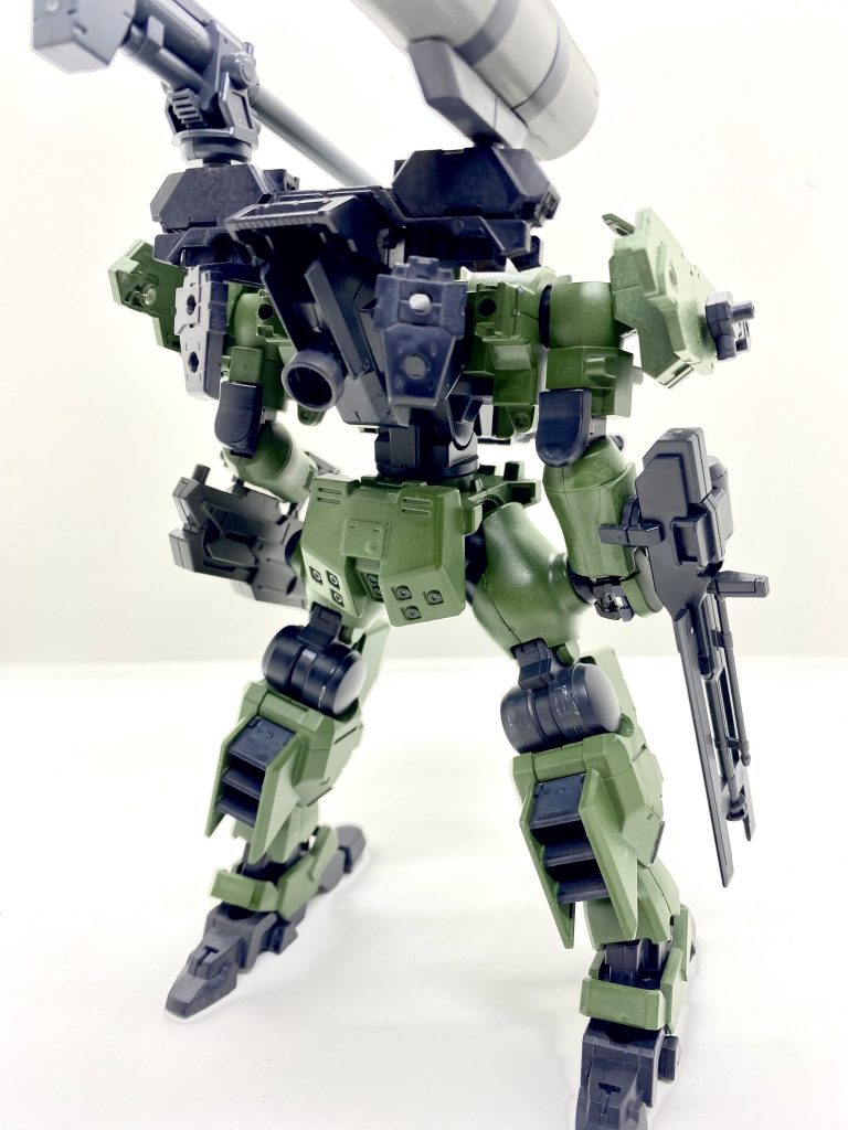 改造ポイントはヘイズル脛とティエレン脚の接続部をボールデンアームズのボールジョイントを使い接続。脛と太ももの接続部はヘイズル側を大胆にカットし、3ミリ棒を差し込む事で繋ぎ合わせました。腰も2ミリ程延長し、長くなった脚や胴体とのバランスを整えています。肩の小さいシールドみたいな所は武装のマウント部となっており、3ミリ軸があって重くなければ他の武器がマウント可能です。