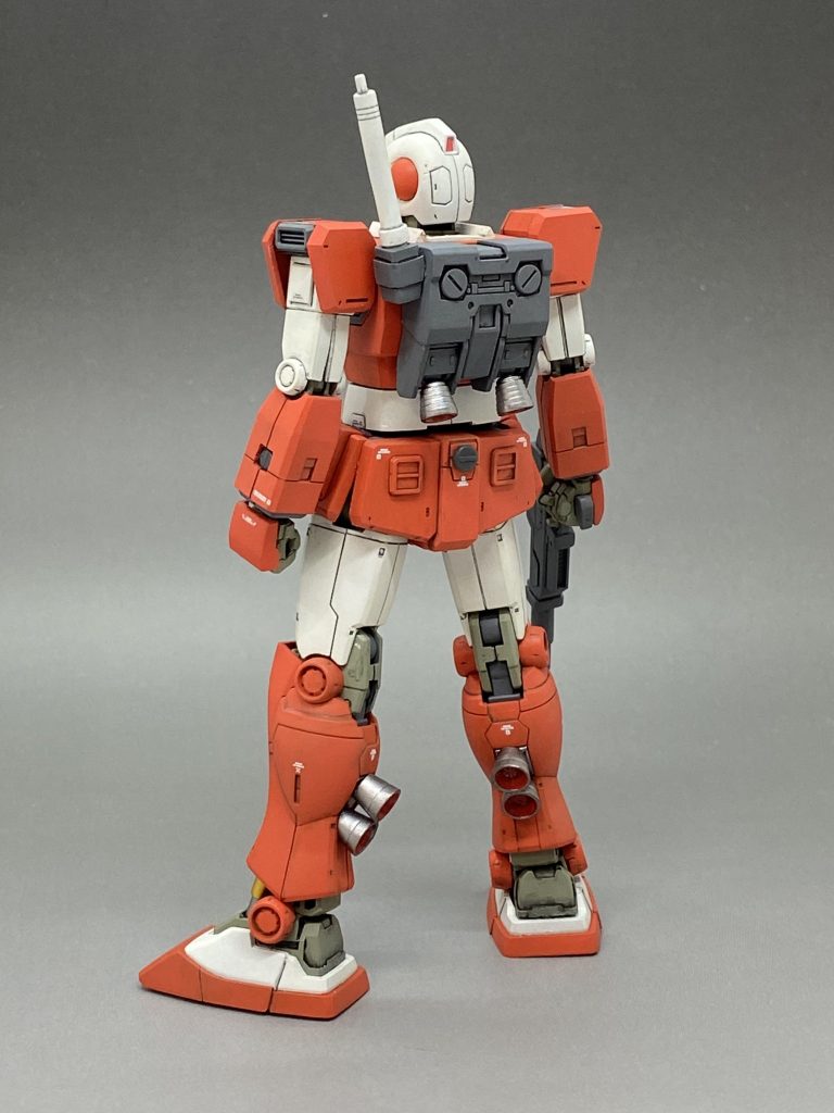 ふくらはぎのバーニアを市販パーツに変更しているぽいです。ビームサーベルを延長。歪んでますー網目モールドはパスです❗️