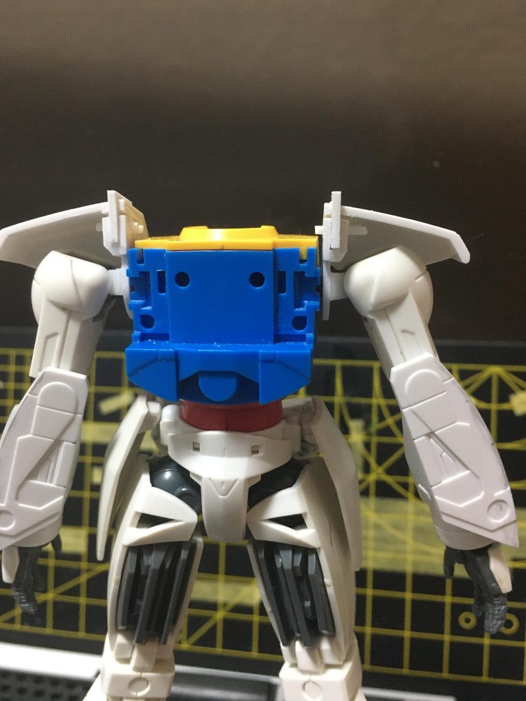 穴を空けて軸を通してみた写真。この辺でなんとなくいけそうな雰囲気がしてきました。