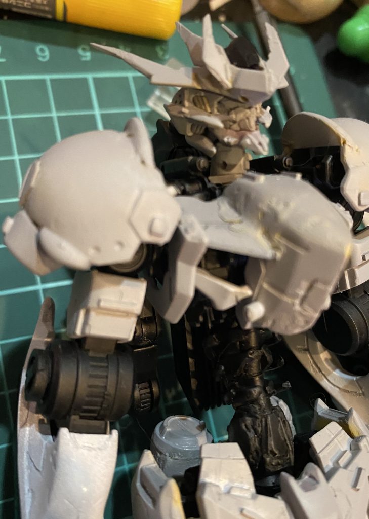 1/144サイズでどこまで精細な作業が出来るかを試したかった部分もあり顔もカメラの機能的に写せないレベルですが細かくディテールを追加したつもりです。まだまだミゾホリも甘く粗さが目立つ上に大してストーリーの知識が乏しいのでお詳しい方々からすると突っ込みどろも多いとは思いますが、個人的にはまぁまぁ及第点かと満足しております。