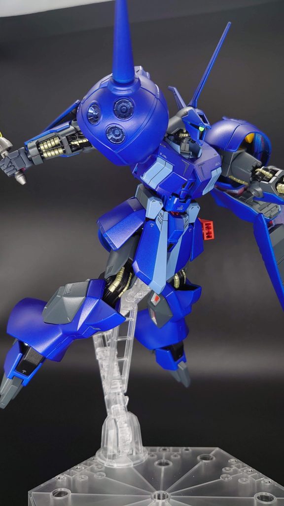 サーベルを構えて。肩の丸いのは3連装ミサイル・ポッドらしいです。（ずっとスラスターだと思ってました）