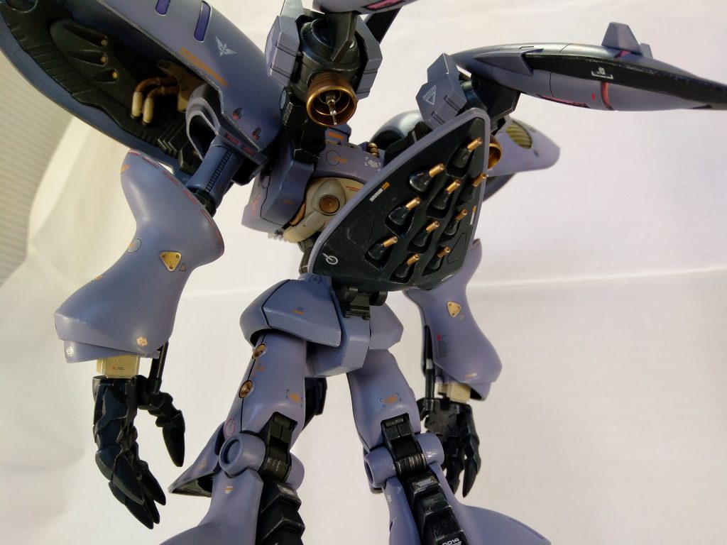 はじめはファンネルはキュベレイの素の位置のままだったんですが、ガ系のGNドライヴをどうしてもぶち込みたくてこの位置に。正直、通常の位置かこの位置ぐらいしかファンネルスカート付けるとこ思いつかないですねぇ…。