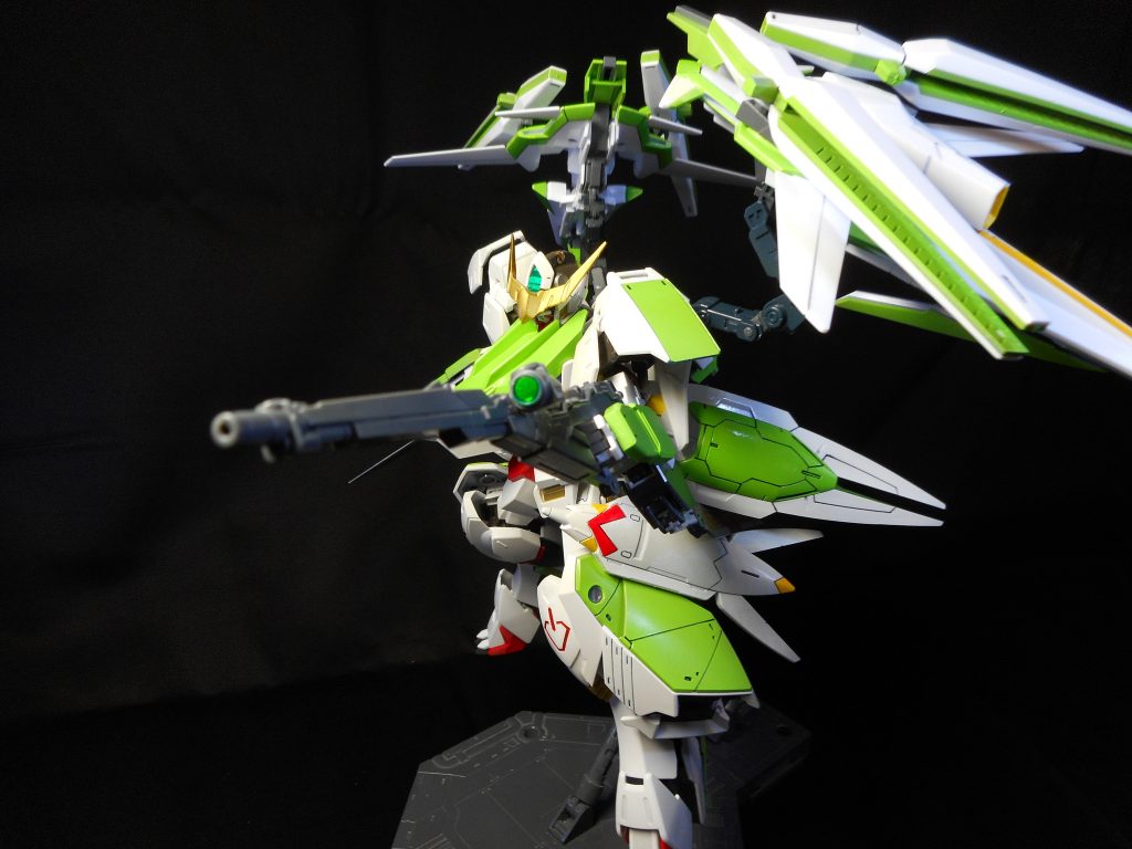 ビームライフル装備非使用時は背部バックパックにマウント可能