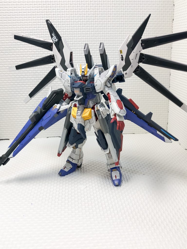 昔作ったハイニューブレイブアメイジングで、アメイジングレブの代わりに余ってしまったファンネルのプラットフォームを付けてみました。こういう改造を無加工でできるのは良いですね。