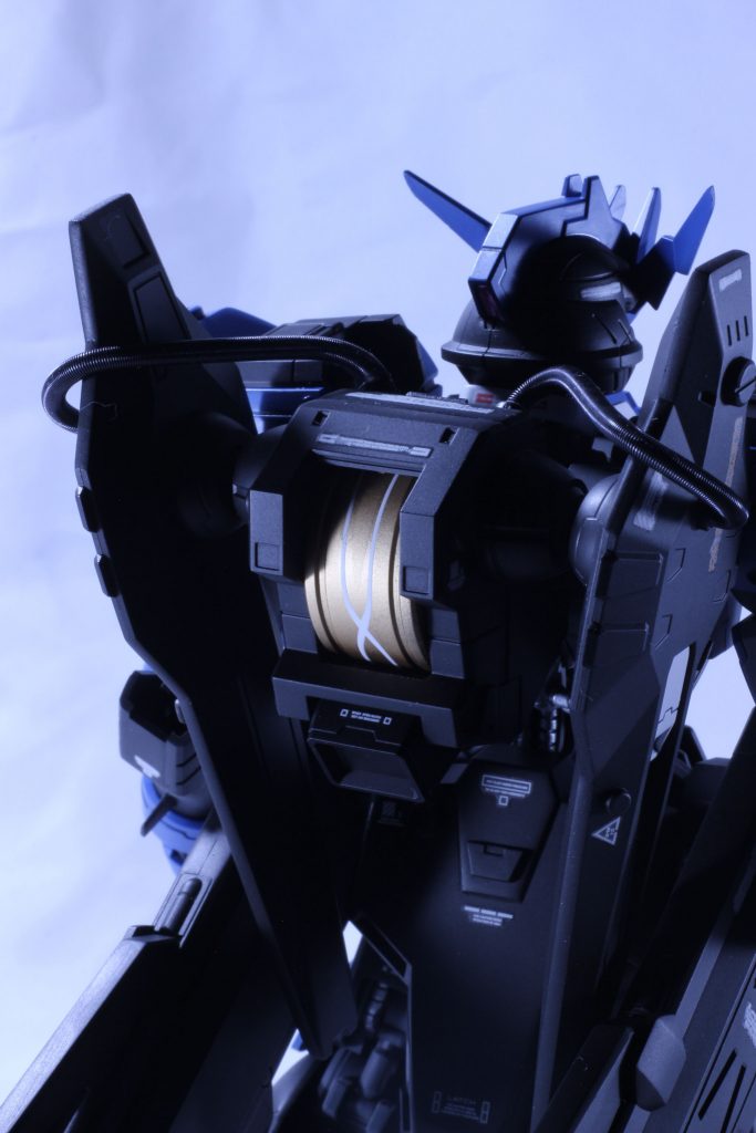 スプリングを軽く這わせたバックパック。ハイキューパーツのスポンサデカールから1枚使用して謎装置感を出しました。