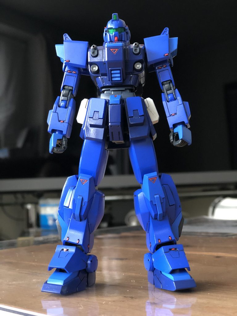 頭部の色は設定では胴体と同じ、暗いブルーですが、個人的な好みと、上の写真の様に頭が小さく感じ、ちょっと大きく見える効果も狙って手足と同じ明るいブルーで塗装してみた。